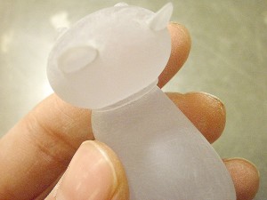 猫の造形品をデザインナイフで整える様子