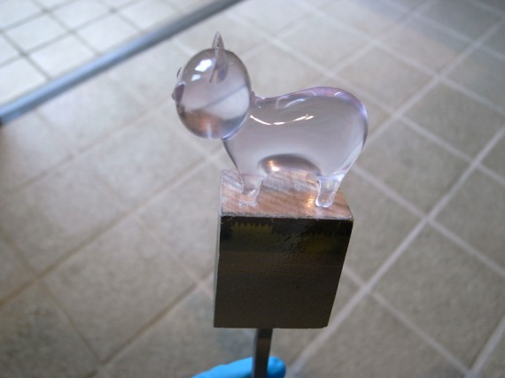 クリア塗装後の猫の造形品