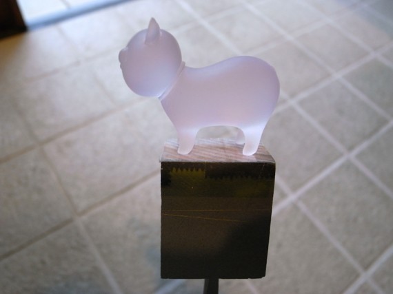 猫の造形品をクリア塗装する準備